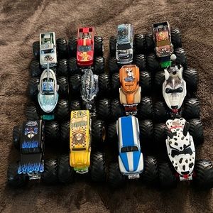 Monster Jam 12 HotWheels -  Monster Trucks